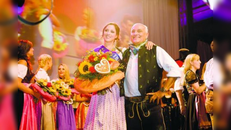 Die 26-Jährige Stylistin Ina Schnitzler aus München ist das frisch gekürte Wiesn-Dirndl 2009. Dr. Axel Munz, Geschäftsführer von Trachten Angermaier, gratulierte der Gewinnerin und bedankte sich bei allen Mädchen, die am Casting teilgenommen hatten. (Foto: SE)