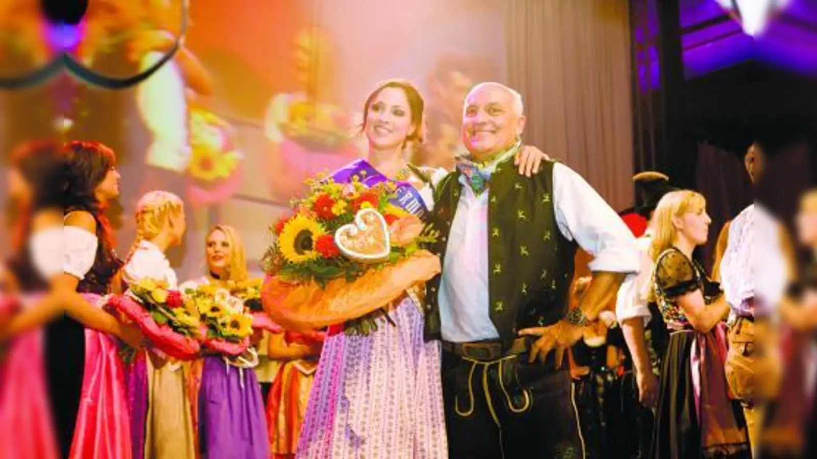 Die 26-Jährige Stylistin Ina Schnitzler aus München ist das frisch gekürte Wiesn-Dirndl 2009. Dr. Axel Munz, Geschäftsführer von Trachten Angermaier, gratulierte der Gewinnerin und bedankte sich bei allen Mädchen, die am Casting teilgenommen hatten. (Foto: SE)