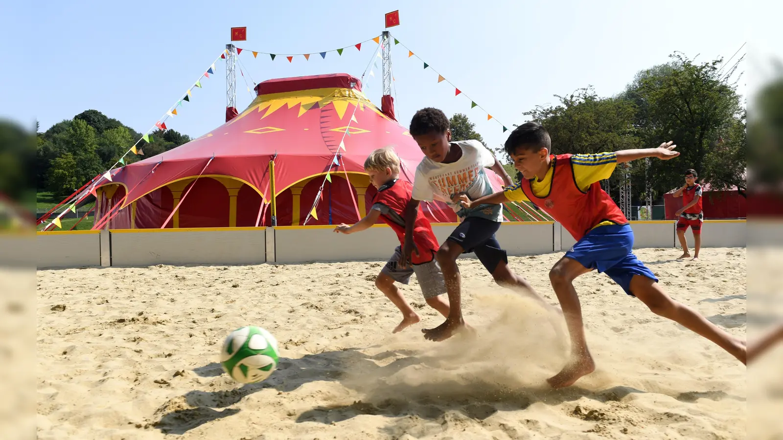 Im Olympiapark wird im Rahmen der Ferienbetreuung auch Beachfußball für die Kids angeboten. Für jeden Geschmack ist hier etwas dabei. (Foto: Felix Hörhager für Lilalu)