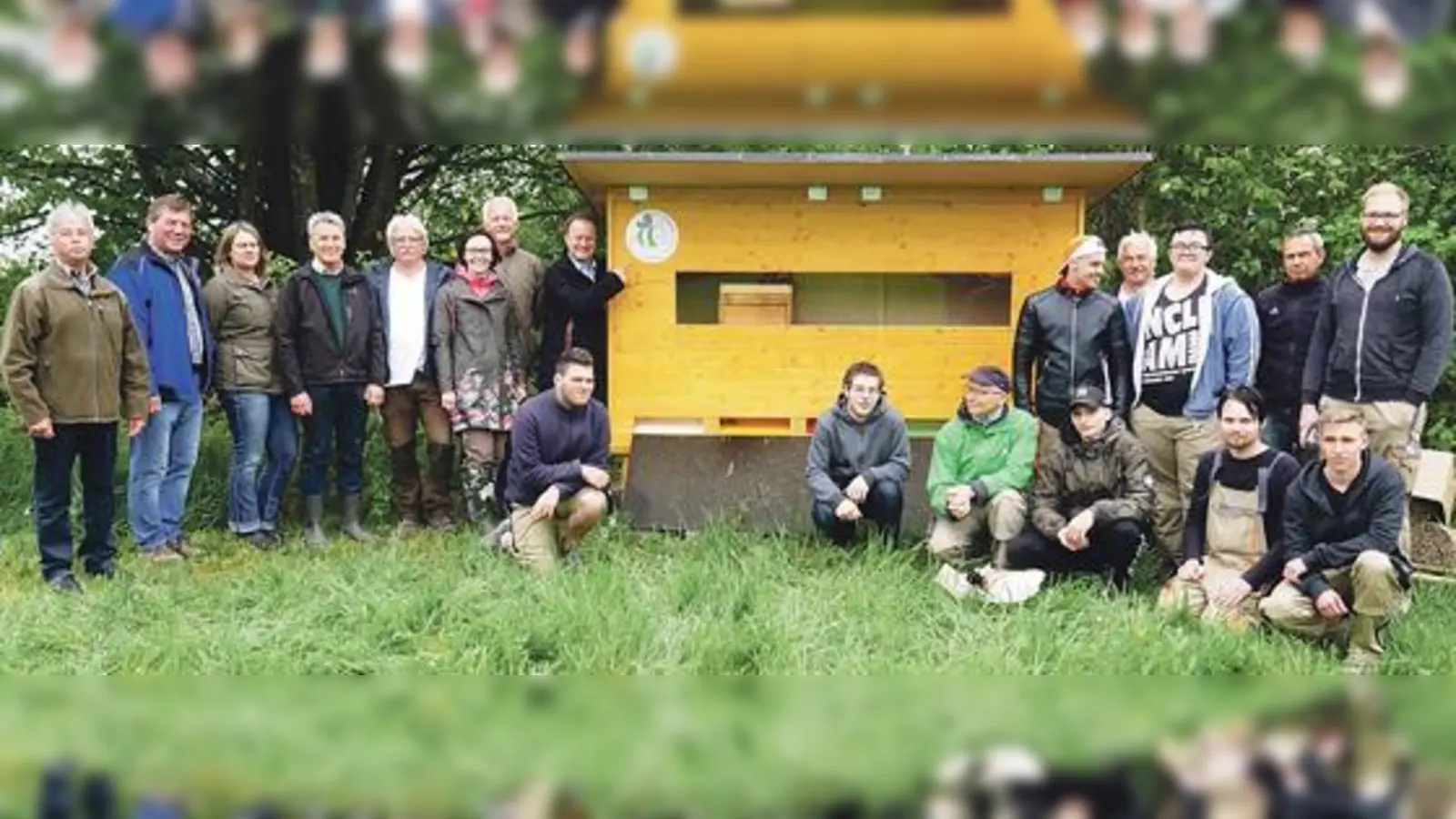 Landrat Robert Niedergesäß zu Besuch bei Imker Rudi Hochhart in Hohenlinden. 	 (Foto: LRA)