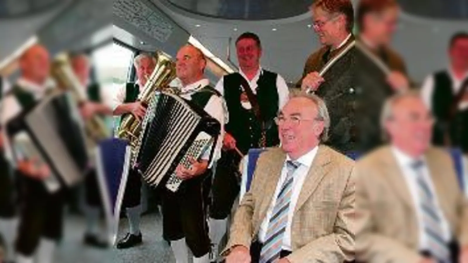 Helmut Karl (vorne Mitte) hatte sichtlich Spaß an seiner Sonderfahrt.  (Foto: Garchinger SPD)