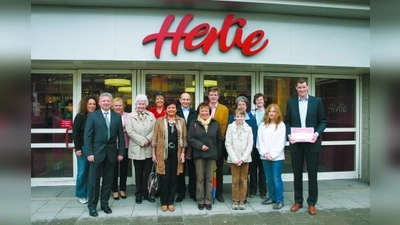 Die Laimer Einzelhändler setzen sich in Zusammenarbeit mit dem Werbe-Spiegel-Verlag für den Erhalt von Hertie in Laim ein und haben an Investor Martin Bucher (re.) über 1500 Überschriften übergeben (v.l.): Erika Scherzer (Betriebsratsvorsitzende Hertie), Günter Dechant (Hertie-Geschäftsleiter), Christina Radinger (Mitglied Gesamt-Betriebsrat Hertie), Susanne Höhn (Modehaus Schreiner), Renate Schreiner (Andrea Christin Mode), Roswitha Ebner (Lederecke), Paul Schmidmaier (Paul Schmidmaier Immobilien), Brunhilde Fischer (Raumausstattung), Christian Particus (Brillen Müller), Sabine Barth (Radio Stöckle) und Sigrid Pohl (Schuhhaus Raab). (Foto: sb)