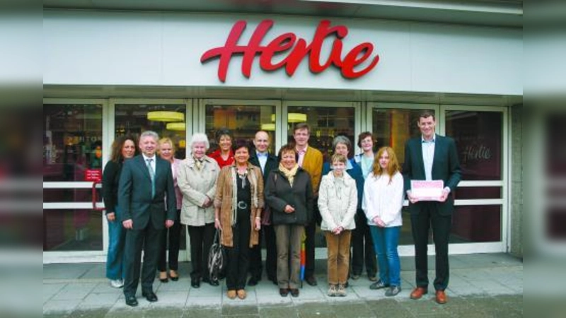 Die Laimer Einzelhändler setzen sich in Zusammenarbeit mit dem Werbe-Spiegel-Verlag für den Erhalt von Hertie in Laim ein und haben an Investor Martin Bucher (re.) über 1500 Überschriften übergeben (v.l.): Erika Scherzer (Betriebsratsvorsitzende Hertie), Günter Dechant (Hertie-Geschäftsleiter), Christina Radinger (Mitglied Gesamt-Betriebsrat Hertie), Susanne Höhn (Modehaus Schreiner), Renate Schreiner (Andrea Christin Mode), Roswitha Ebner (Lederecke), Paul Schmidmaier (Paul Schmidmaier Immobilien), Brunhilde Fischer (Raumausstattung), Christian Particus (Brillen Müller), Sabine Barth (Radio Stöckle) und Sigrid Pohl (Schuhhaus Raab). (Foto: sb)