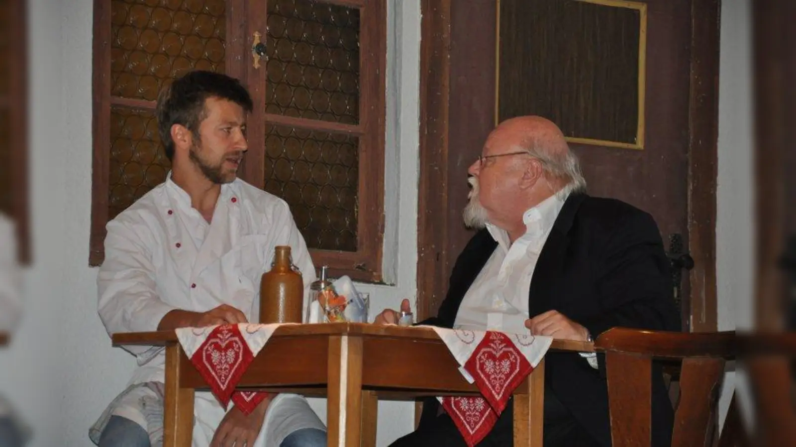 Können sie es wieder richten? Michi Schwab als Wirt Toni Bruckner und Charly Neumeier als Leopold Stempfhuber (von links). (Foto: Theater)