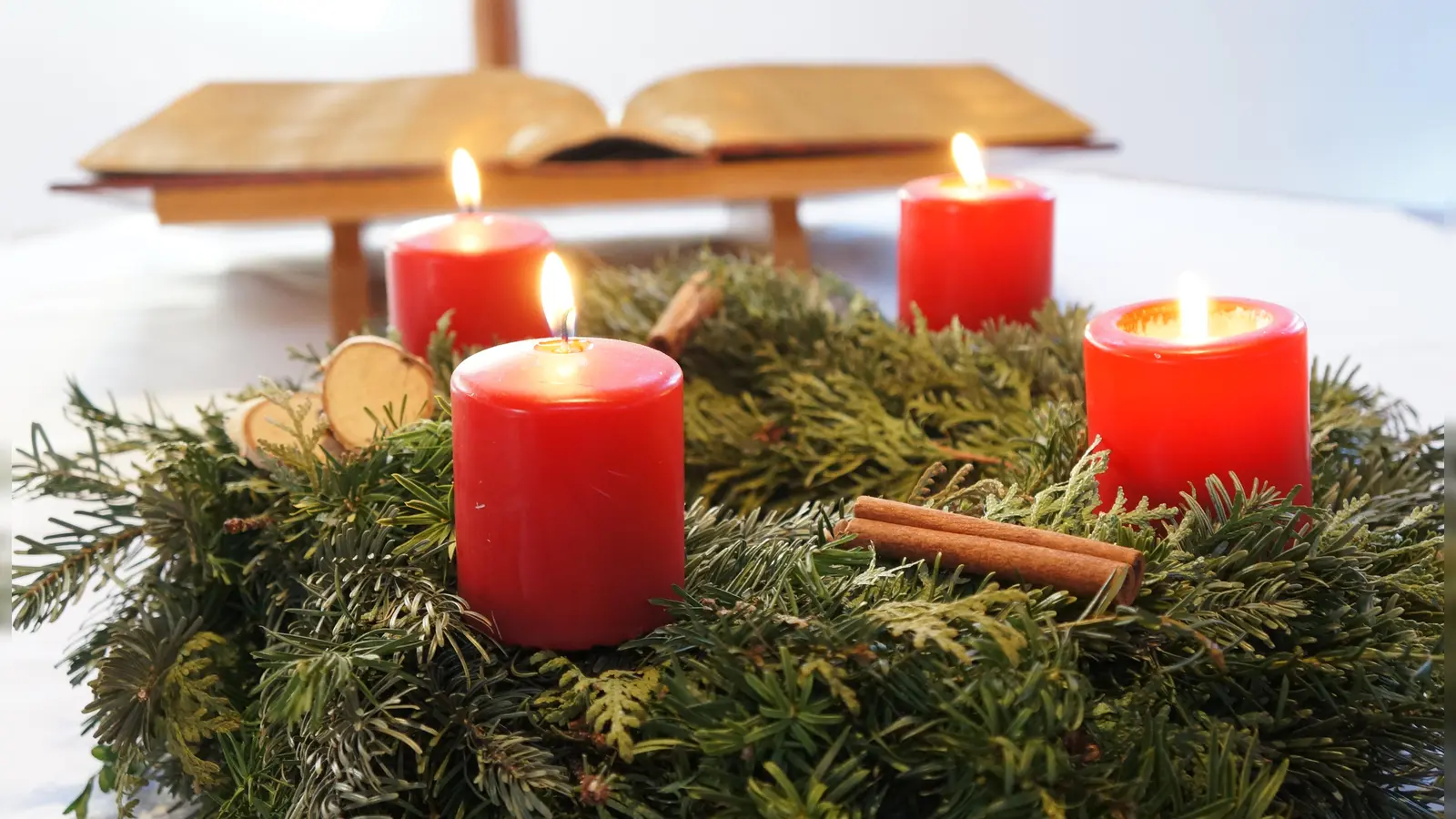 In der Kreativwerkstatt werden Adventskränze für den guten Zweck gebunden. (Foto: hw)