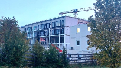 Lang ersehnt: Die neue Realschule an der Franz-Mader-Straße wächst. In einem Jahr soll sie fertig sein. (Foto: bas)