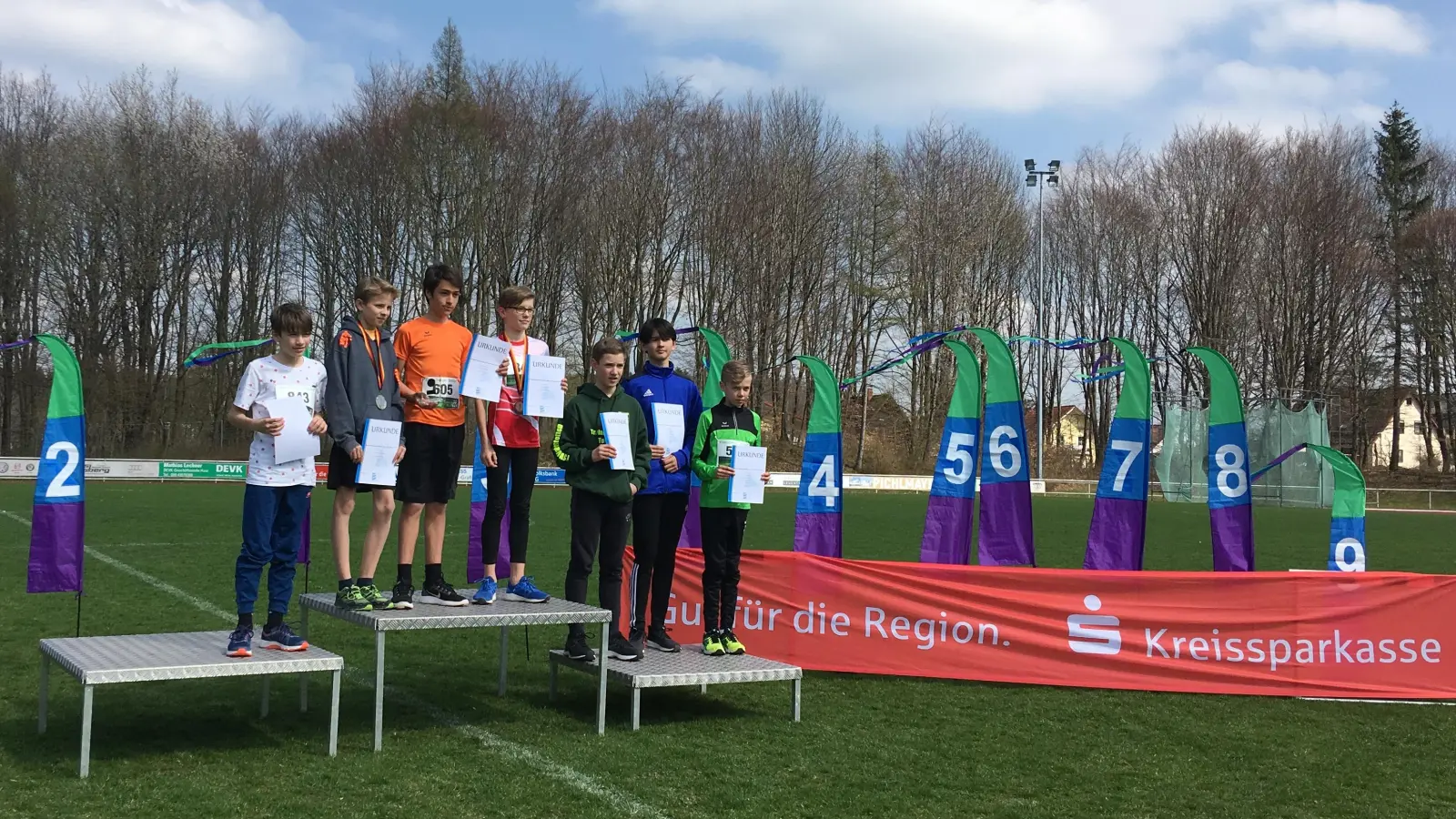 Stolze Grasbrunner TSV Leichtathleten-Kinder beim den Ebersberger Waldlaufmeisterschaften. (Foto: privat)
