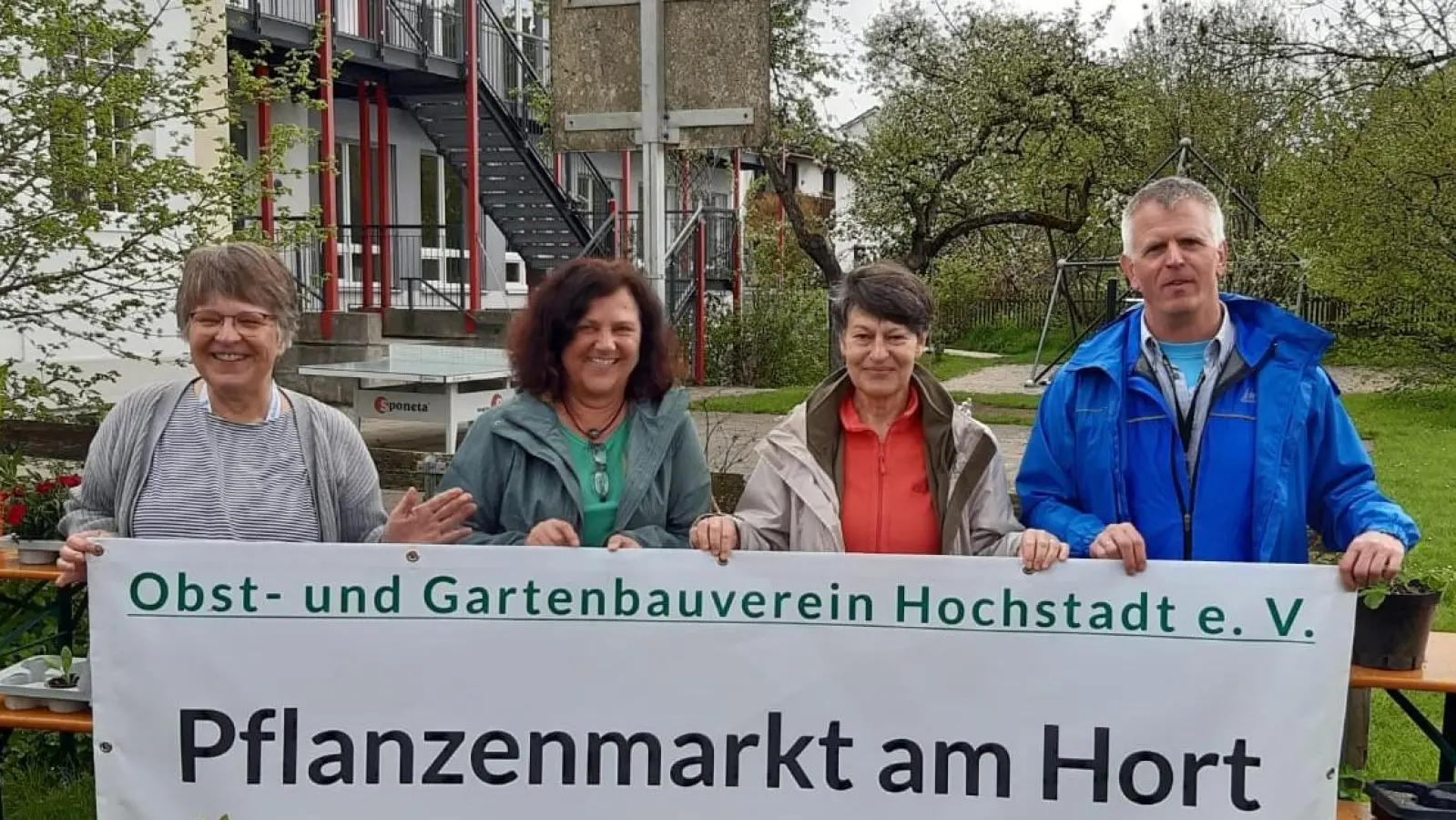 Haben den Pflanzenmarkt organisiert (von links): 1. Vorsitzende Heidi Schmidt, Gabriele Scharm, Renate Buchner und Lorenz Schmidt . (Foto:  OGV-Hochstadt)