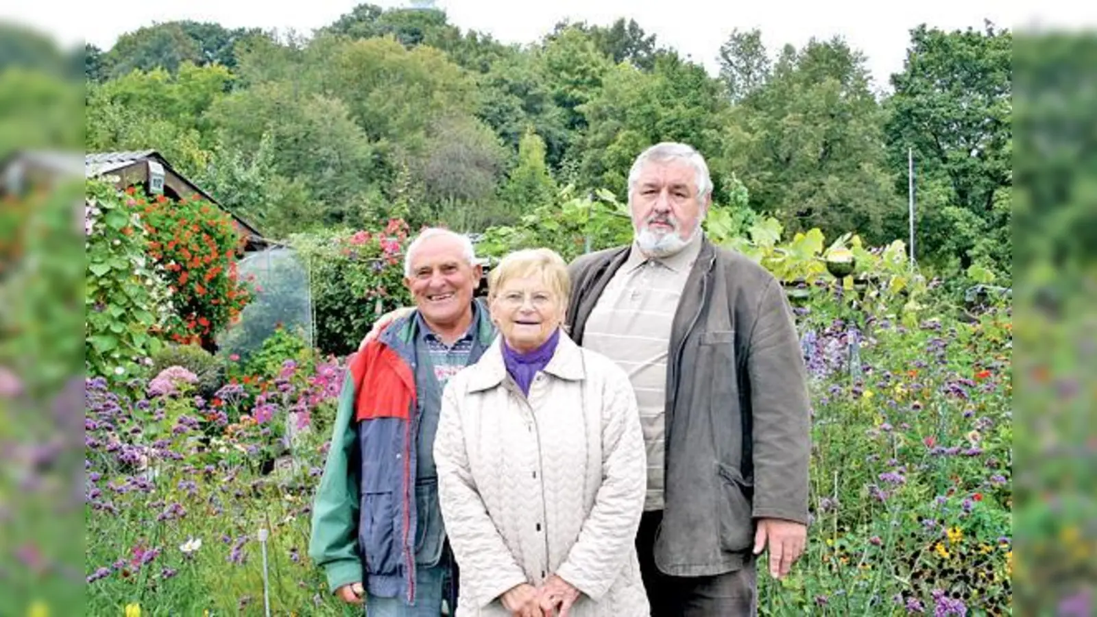 aSeit 33 Jahren sind Sepp und Ingeborg Eisenreich, hier mit dem Vereinsvorsitzenden Karl-Heinz Steinbach, glücklich mit Parzelle 112 (v. l.).	 (Foto: scy)