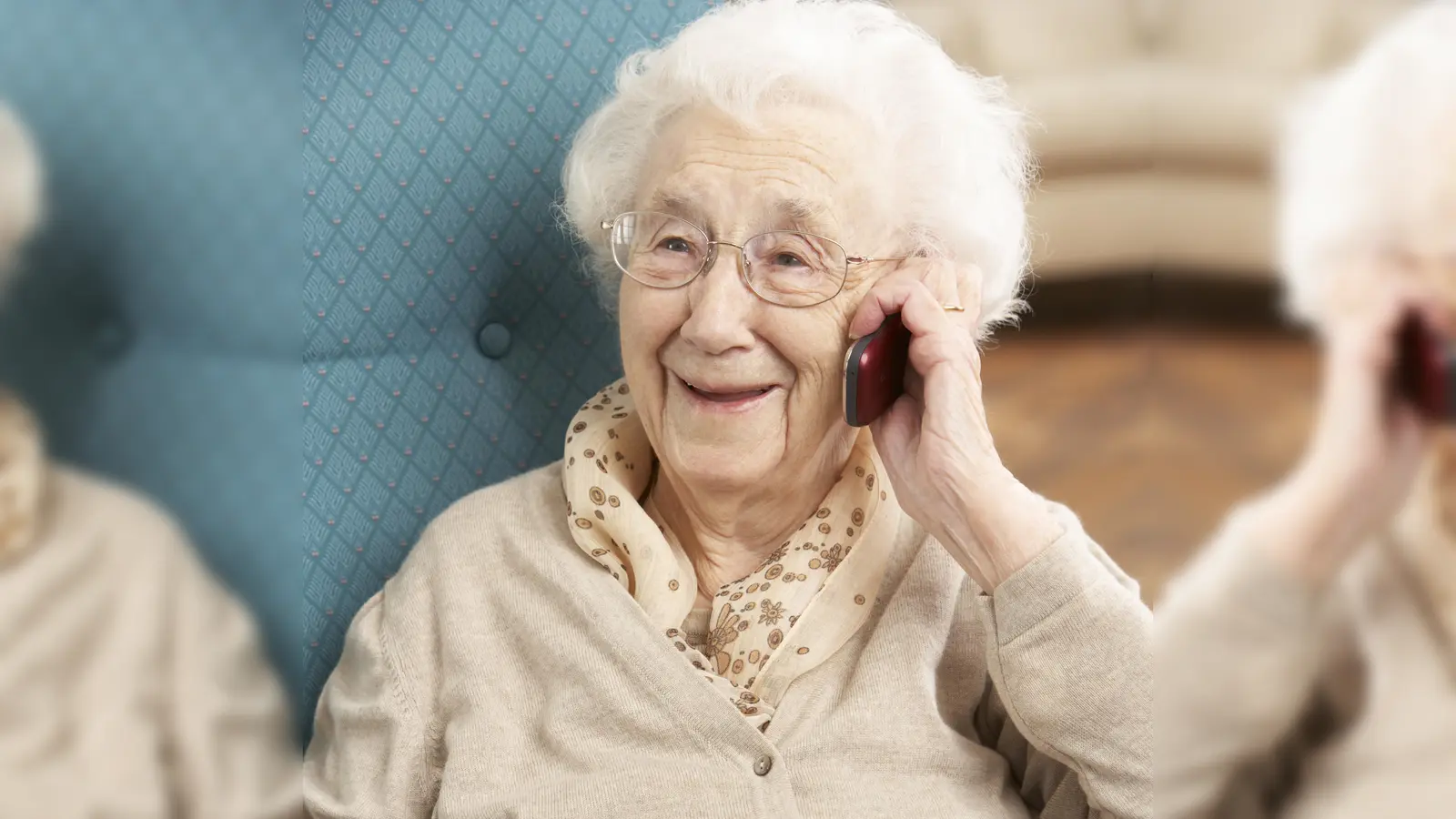 Die Seniorenhelfer des Landkreises unterstützen Senioren im Alltag, das kann auch durch einen freundlichen Plausch am Telefon sein. (Foto: Erwin Wodicka /Colourbox.com)