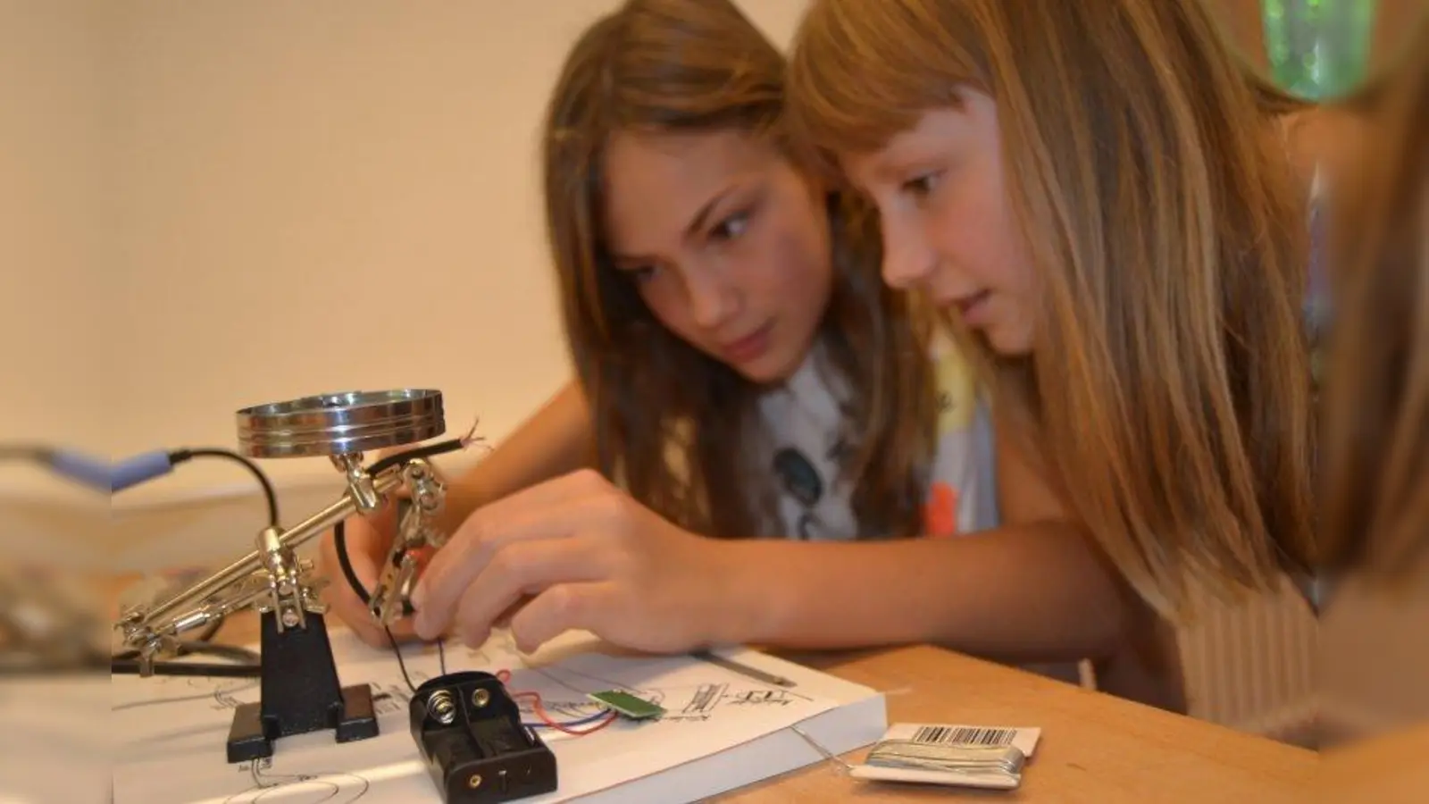 Im Laimer Jugendzentrum gibt es auch in den Ferien Programm. Darunter etwa Technik-Workshops, in denen man lernen kann, wie man Lautsprecher baut. (Foto: Alexandra Krohn)