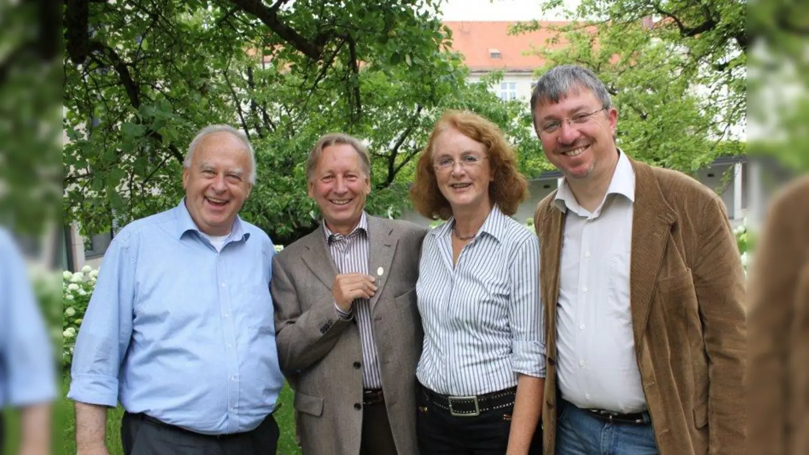 Die goldene Ehrennadel ist die höchste Auszeichnung, die der Verein Pasinger Mariensäule e.V. vergibt. V.l. Thomas Schmatz, der Geehrte Helmut Lipah, die Vorsitzende Maria Osterhuber-Völkl und Christian Müller. (Foto: US)