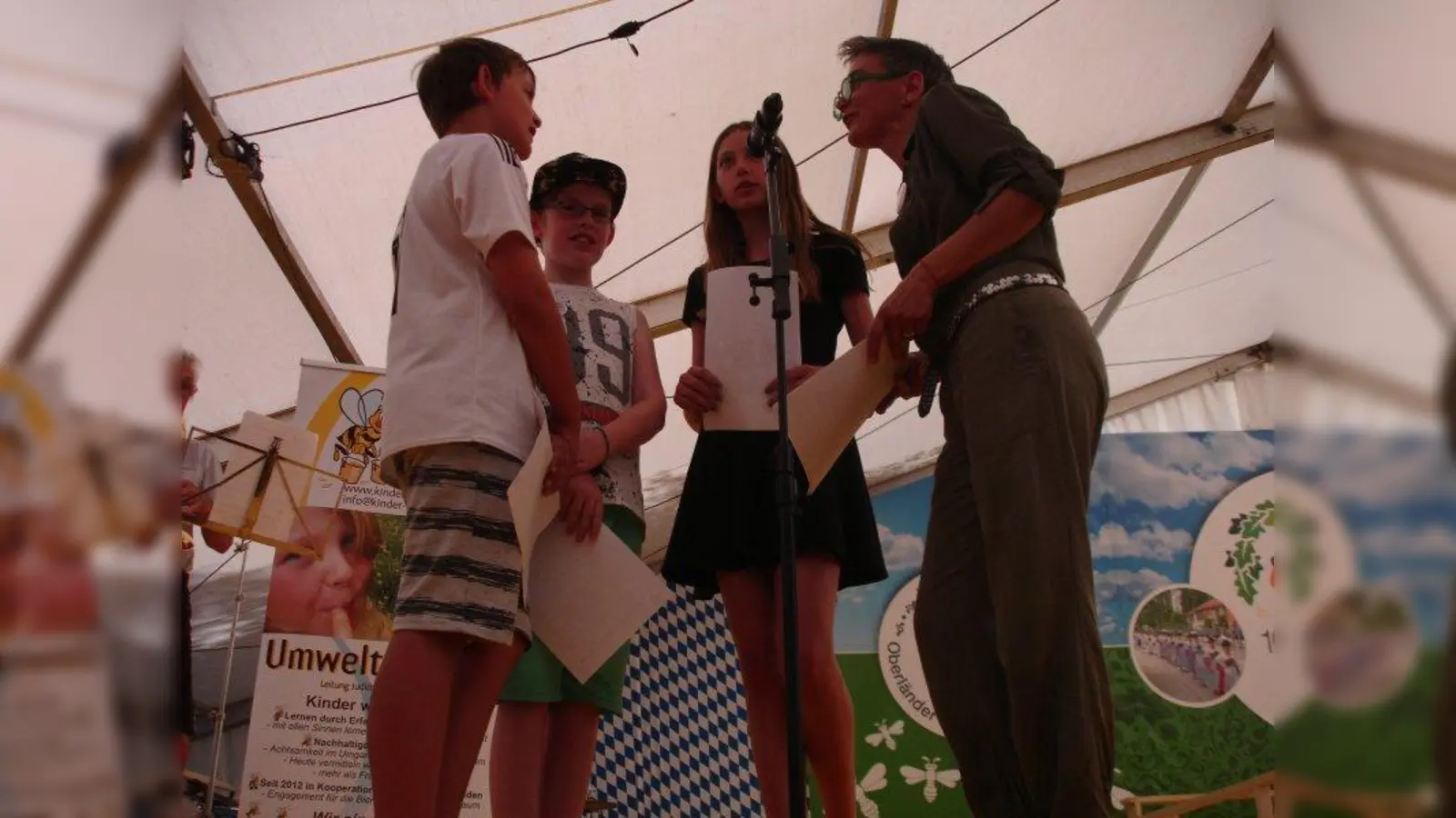 Sein Wissen über Bienen konnte man am Familientag beim „Bienenquiz“ im Festzelt unter Beweis stellen. Rechts: Projektleiterin Judith Scheuring. (Foto: Kinder helfen Bienen)