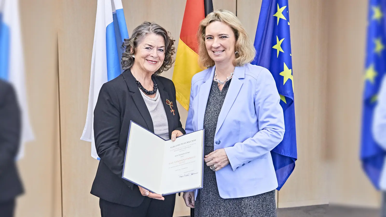 Bayerns Sozialministerin Kerstin Schreyer (rechts) verlieh das Bundesverdienstkreuz an Ingeborg Nünke aus Anzing, die seit fast 30 Jahren Kindern in der Region um Tschernobyl hilft. Ihr Verein sucht für heuer noch dringend Gasteltern. (Foto: StMAS/Gert Krautbauer)