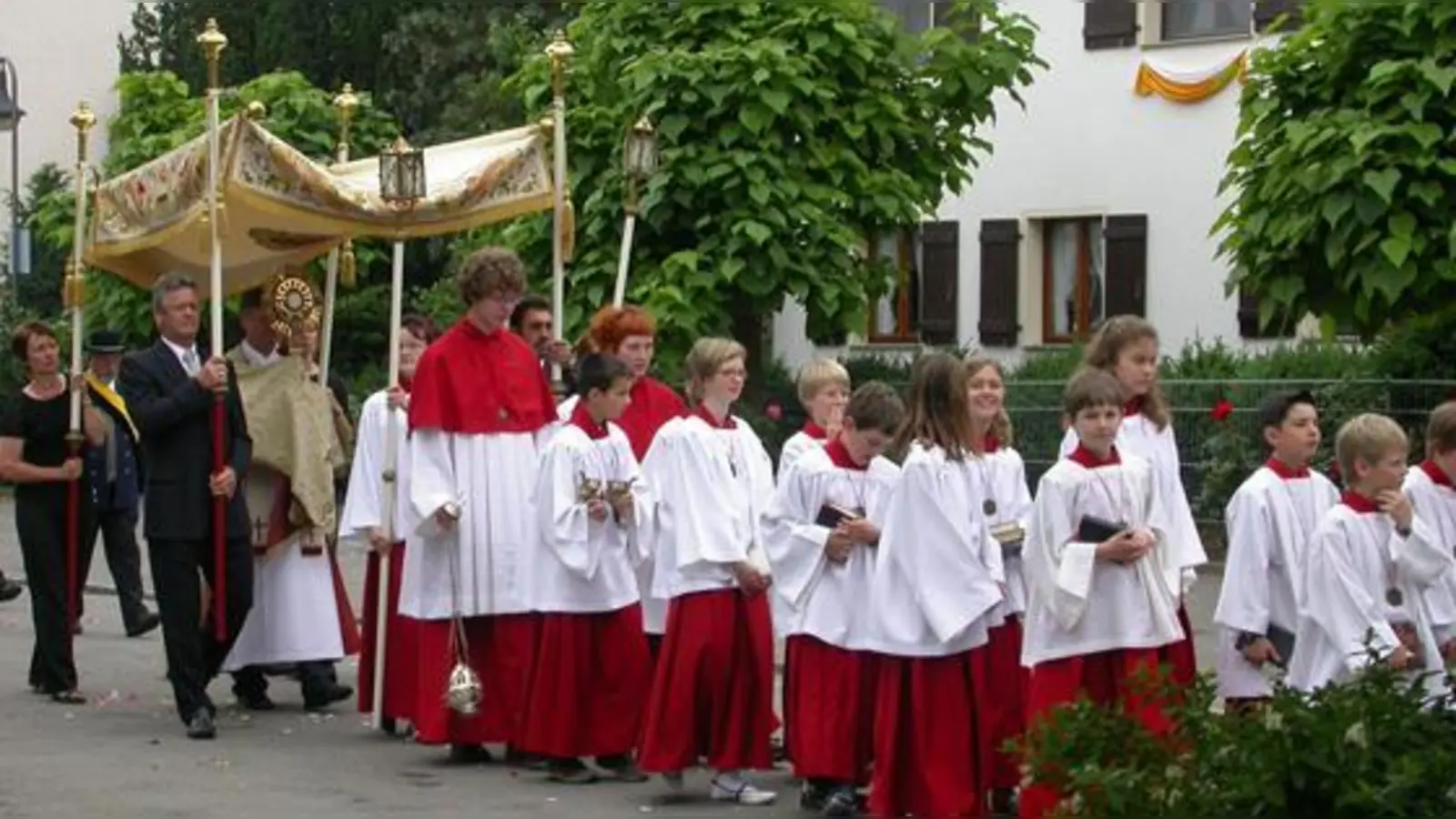 Eine Fronleichnamsprozession: Unter dem Baldachin wird die Monstranz getragen.	 (Foto: Andreas Gälle)