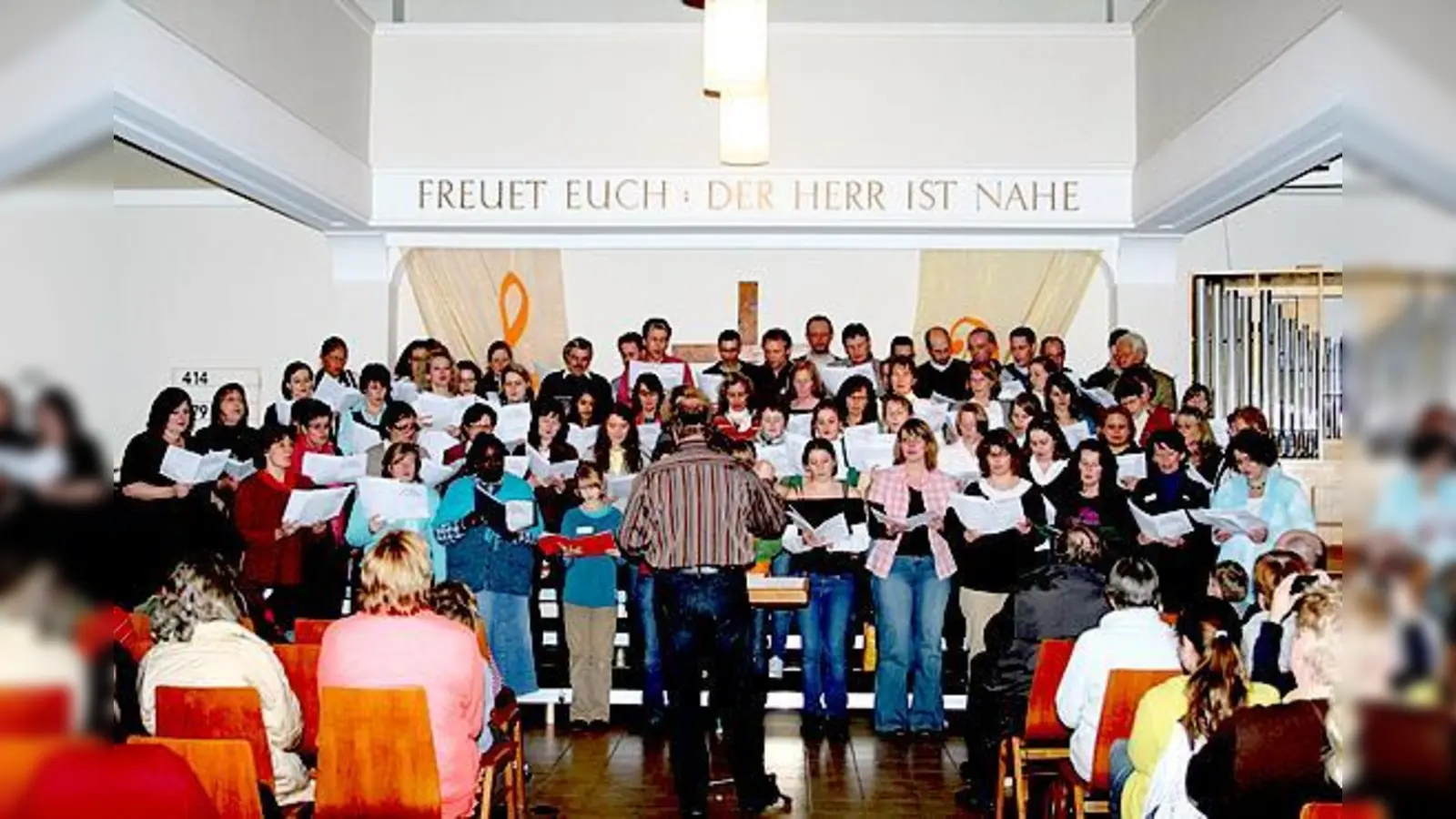 Gemeinsam  (Foto: Chorhappening in der Erlöserkirche in Maxvorstadt. 	F. ekm-Archiv/Alexander Badstübner)