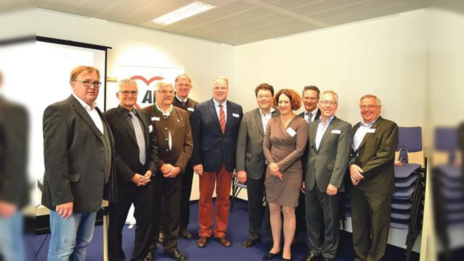 Leiter der Wohnungsnotfallhilfe, Stefan Wallner (links) blickt gemeinsam mit dem AWO- Vorstand, dem Landrat Christoph Göbel (Mitte) und den Bürgermeistern der Landkreisgemeinden auf zehn erfolgreiche Jahre der FOL.	 (Foto: ar)