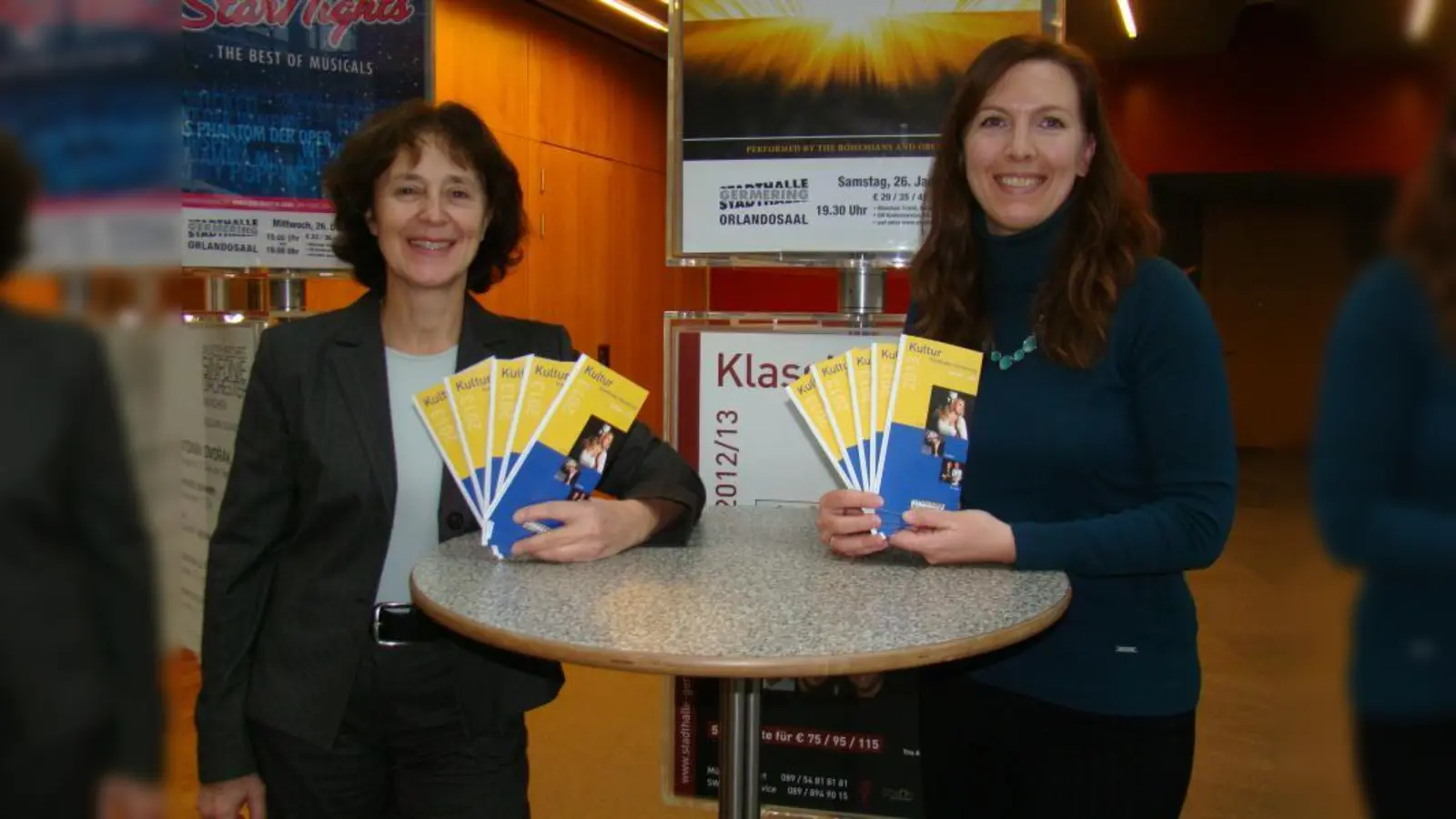 Medea Schmitt (links) und Stefanie Ramsl freuen sich über das neue Kulturprogramm in der Germeringer Stadthalle. (Foto: pst)