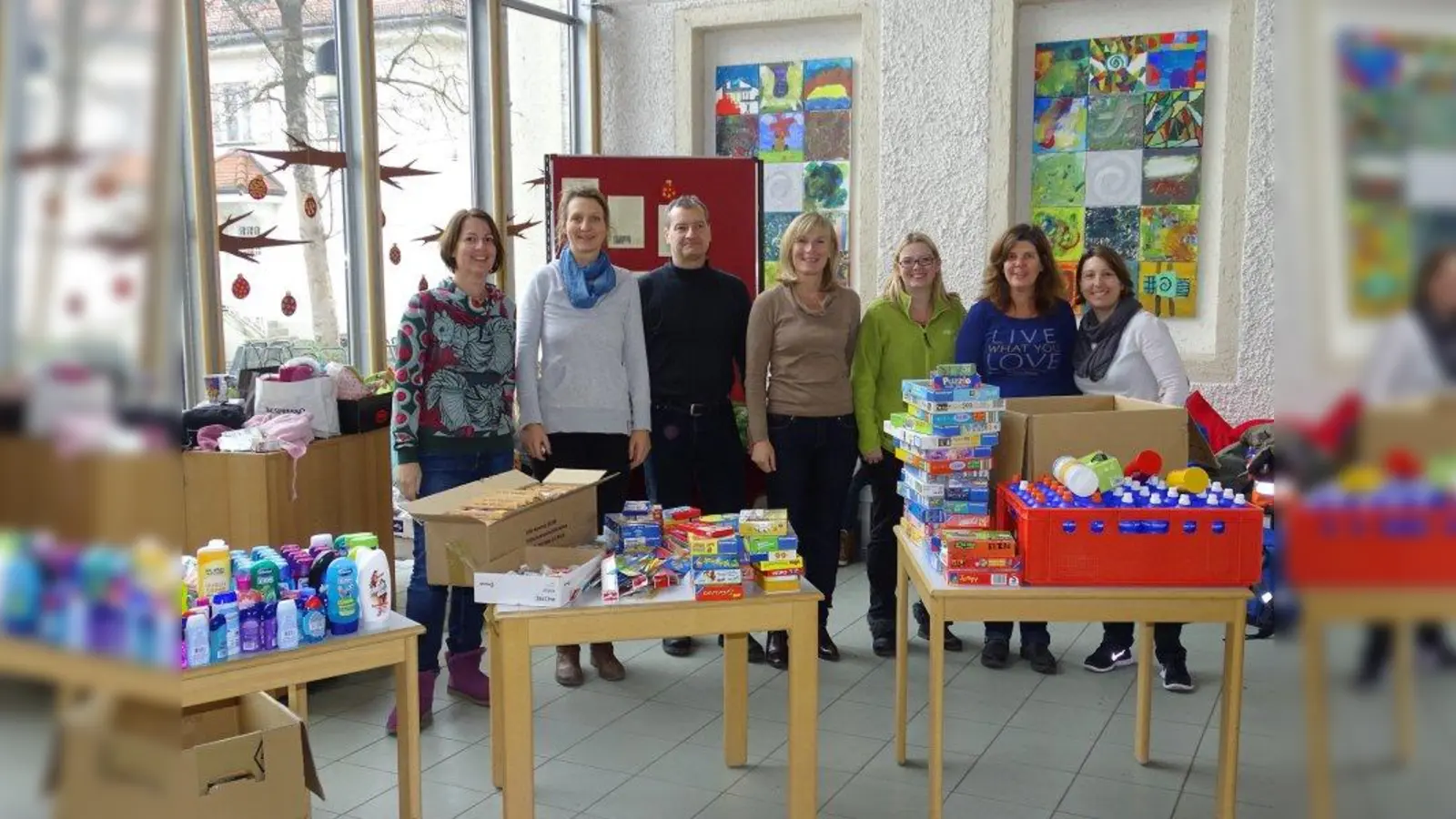 Organisation: Korinna Burdack (2.v.l.), Frank Stuppy und Beate Hofbauer (4.v.l.) aus dem Vorstand der Mittagsbetreuung zusammen mit dem Projektteam Silke Strasser (li.), Julia Kranitz (3.v.r.), Andrea Freibauer (2.v.r.) sowie Sylvana Schwald. (Foto: Christine Hölzl)