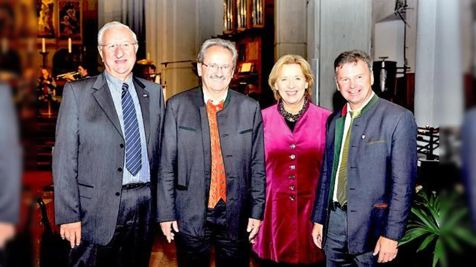 Joachim Gillessen (Altlandrat des Landkreises München von 1970 bis 1996), Oberbürgermeister Christian Ude, Landrätin Rumschöttel und Präsident des Bayerischen Landkreistages und Miesbacher Landrat Jakob Kreidl.	 (Foto: LRA)