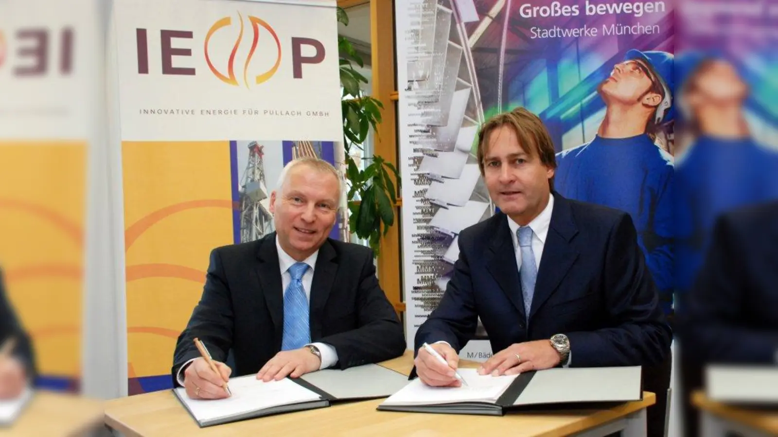 Helge-Uve Braun, Technischer Geschäftsführer der SWM, und Helmut Mangold, Geschäftsführer IEP, unterzeichnen die Absichtserklärung. (Foto: Norbert Baumgärtner/IEP)