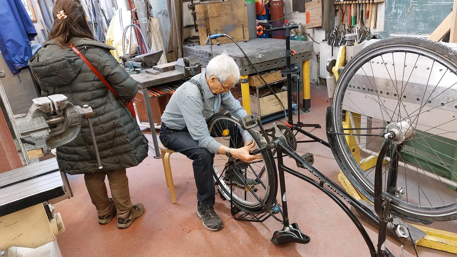 Die Freiwilligen vom Repair Café und ihre Gäste tüfteln und schrauben gemeinsam an defekten Objekten. (Foto: VA)