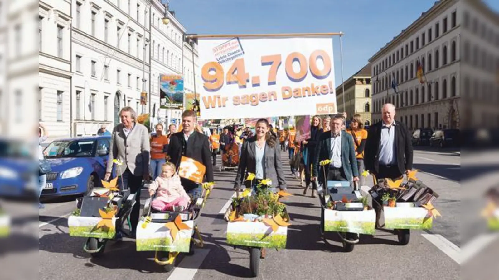Beim »Danke-Zug« zum Innenministerium (v. r.): Klaus Mrasek, Bernhard Suttner, Agnes Becker, Tobias Ruff und Karl Schweisfurth brachten mit vielen Unterstützern fast 100.000 Volksbegehren-Unterschriften in Schubkarren zur Einreichung.  (F: VA)