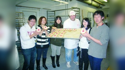 In der Bäckerei Keller bekamen die japanischen Studenten eine ganz besondere Überraschung: frische „Amerikaner” mit einer roten Sonne. (Foto: pi)