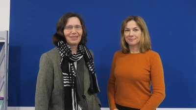 Antonia Heigl (links), Leiterin Stadtbereich Süd der Münchner Volkshochschule, und Victoria Maehrholz, Pädagogische Mitarbeiterin am Standort Obersendling, sind für den neuen Standort in der Aidenbachstraße zuständig. (Foto: Livia Schommer)