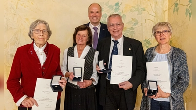 Erhielten für ihre herausragenden Verdienste das Ehrenzeichen des Bayerischen Ministerpräsidenten: Karola Högner, Christa Friedrich, Dr. Michael Mrva und Margit Markl. Es gratulierte herzlich Landrat Christoph Göbel.  (Foto: LRA)