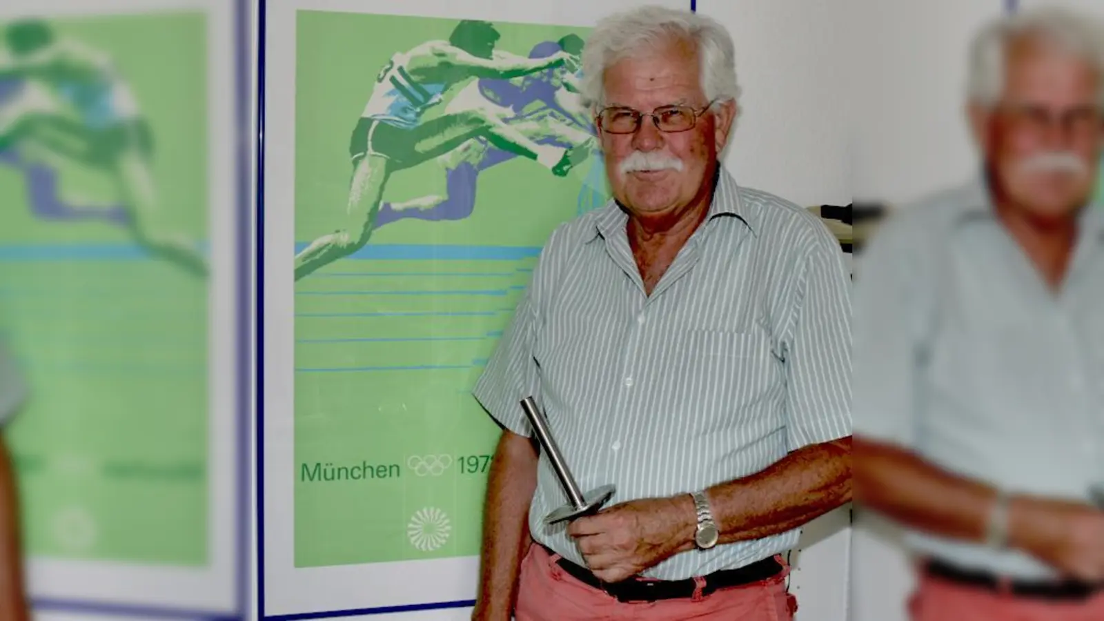 TSV-Präsident Volker Panzer mit der Fackelkopie, die alle Läufer als Andenken erhielten. Im Hintergrund ein Original-Plakat der Olympischen Spiele 1972.  (Foto: Kohnke)