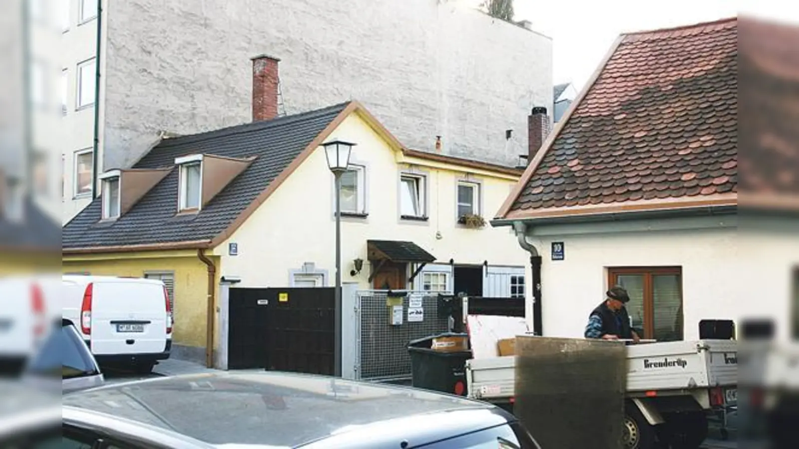 Stein des Anstoßes: die historischen Kutscherhäuser an der Birkenau 10 und 12 sollen nach dem Willen des neuen Eigentümers abgerissen werden.  (Foto: HH)