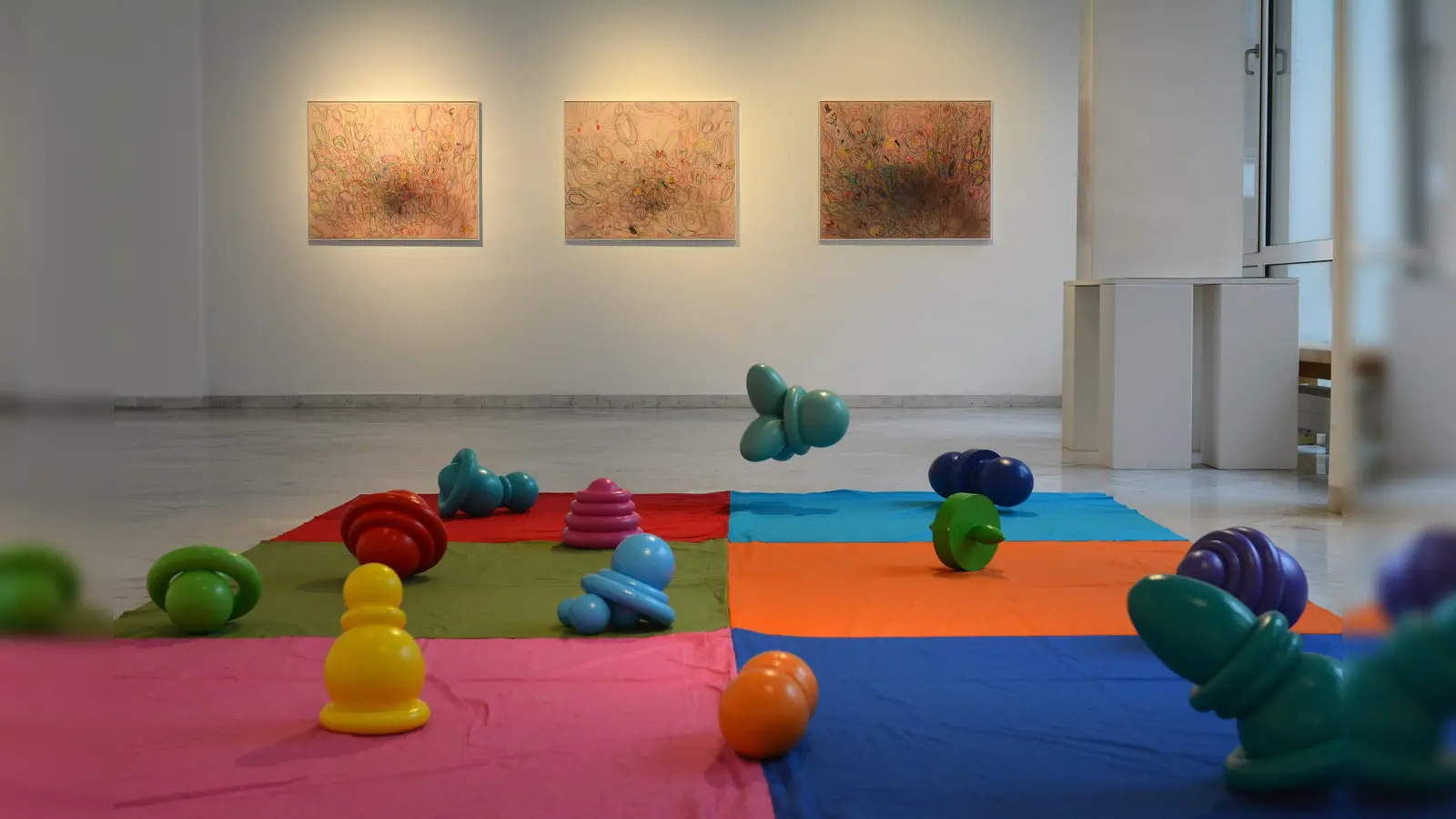 Die Ausstellung „Alles gut.?“ in der Galerie Bezirk Oberbayern ist noch bis Februar zu sehen. Am Freitag gibt es eine Gratis-Führung mit anschließendem Kreativworkshop für Weihnachtsgeschenke.  (Foto: Jennifer Sandmeyer ©Bezirk OBay.)