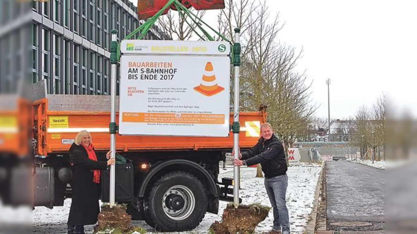 Bürgermeisterin Gabriele Müller zusammen mit Horst Blank, Tiefbauer aus der Bauabteilung.	 (Foto: Gemeinde Haar)