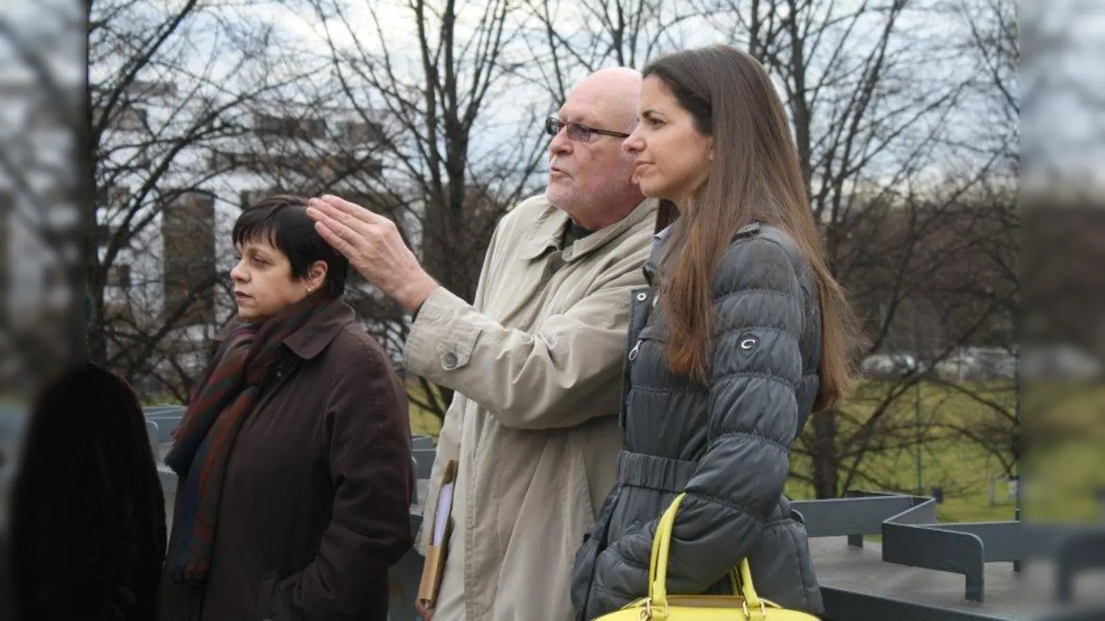 Michael Lotterschmid, Sprecher der Bürgerinitiative „Pro Landshuter Allee Tunnel”, erläutert der CSU-Stadtratskandidatin Kristina Frank die Situation vor Ort. (Foto: sb)