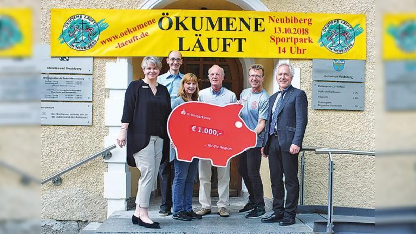 Geld für die gute Sache: Die Kreisparkasse in Neubiberg unterstützt »Ökumene läuft« heuer mit einem Betrag in Höhe von 1.000 Euro.	 (Foto: VA)