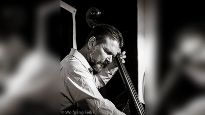 Der Kirchseeoner Martin Zenker (Kontrabass) spielt am Donnerstag den "Opening Act". (Foto: Wolfgang Feik)