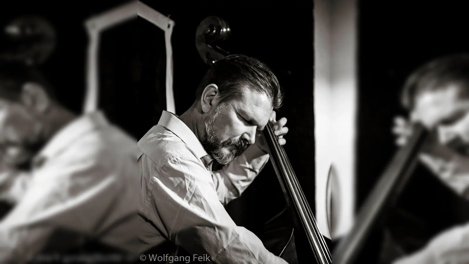 Der Kirchseeoner Martin Zenker (Kontrabass) spielt am Donnerstag den "Opening Act". (Foto: Wolfgang Feik)