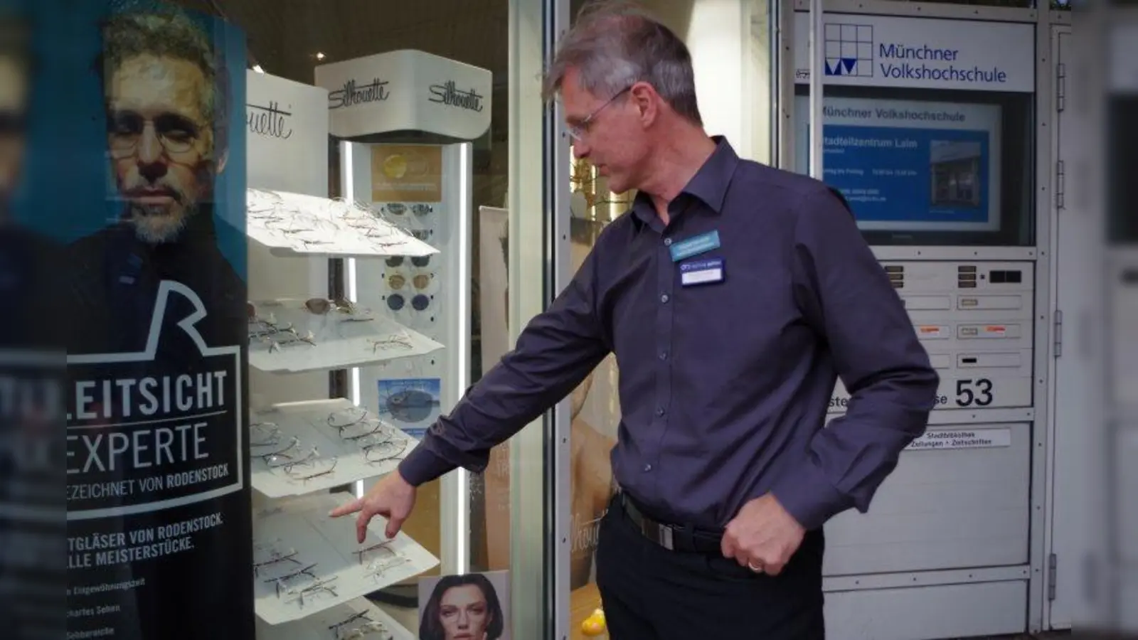 „Hier, hier und hier sind Kratzer.“ Optiker Christian Particus ärgert sich über zerkratzte Schaufensterscheiben. (Foto: kö)