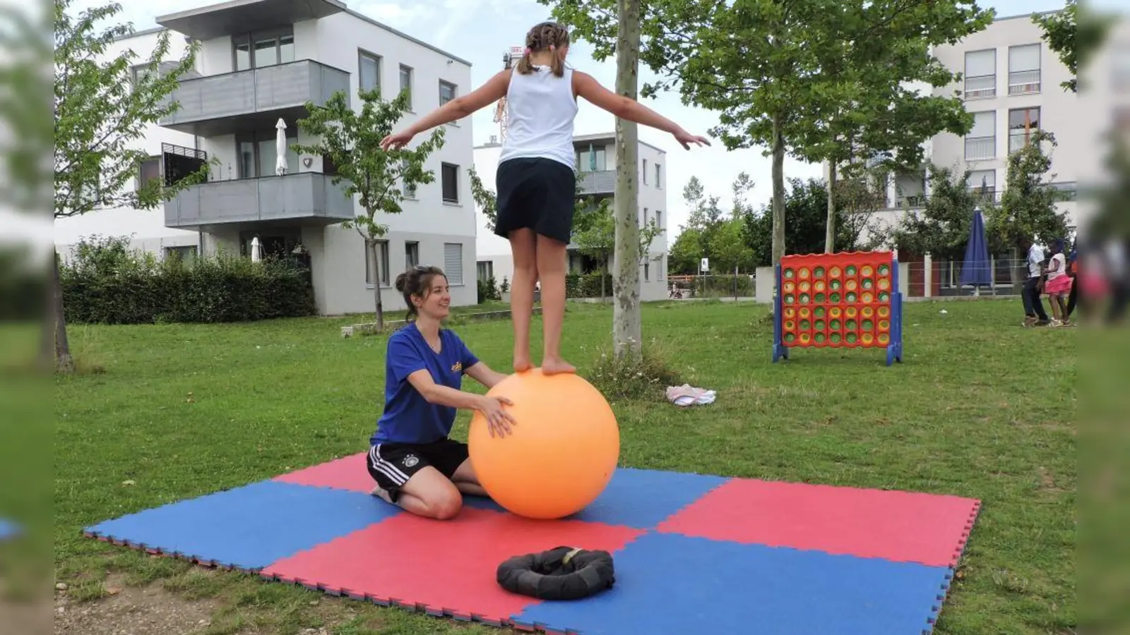 Kinder ab sechs Jahren können auf der Wiese am Orangen Würfel ein bisschen Zirkusluft schnuppern. (Foto: ECHO e.V.)