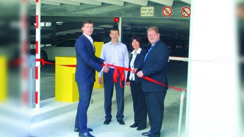 Dr. Uwe Gretscher (Geschäftsführer, li.), Reiner Pabst (Leiter Bauunterhalt und Technik, 2.v.l.), Marion Ippisch (Presse‑ und Öffentlichkeitsarbeit) und Wolfgang Bühler (Leiter Personal und Zentrale Dienste, re.) bei der Parkhaus-Eröffnung. (Foto: pi)
