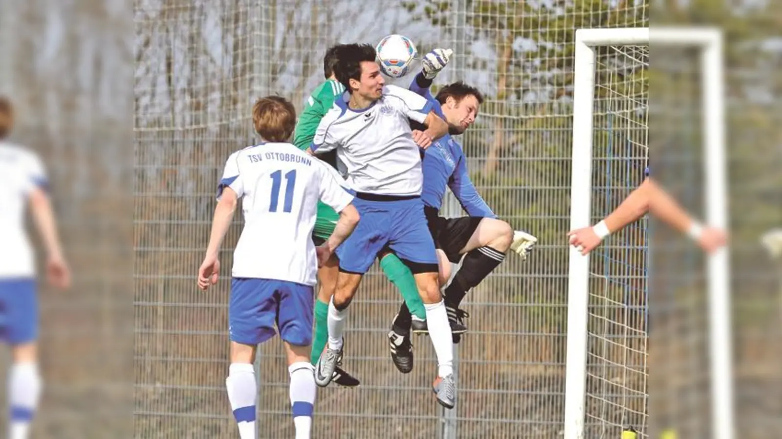 Der TSV Ottobrunn, hier gegen den TSV Kirchseeon, kämpft derzeit nicht nur um den Aufstieg in die Bezirksliga, sondern auch um Mitglieder.	 (Foto: Schunk)