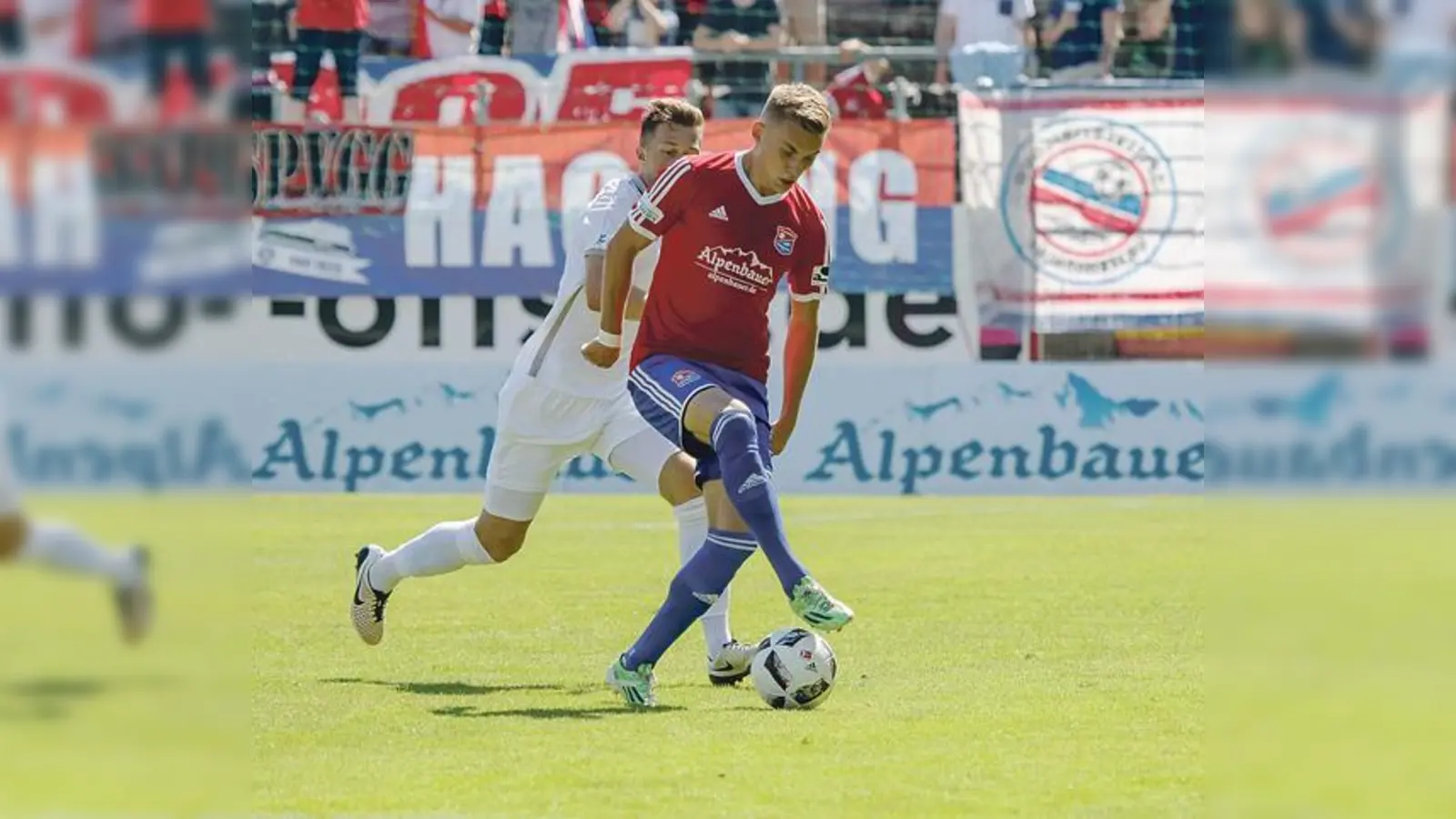 Max Dombrowka freut sich auf das Spiel gegen den TSV 1860 München vor ausverkauftem Haus. 	 (Foto: Christian Riedel)