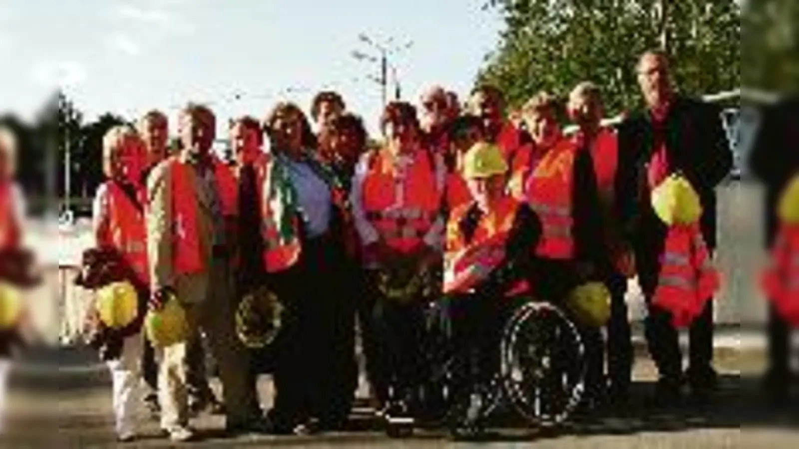 Vor Weihnachten werden hier schon die Autos rollen: Mitglieder des Bezirksausschusses Bogenhausen vor dem fast fertiggestellten Tunnelabschnitt am Effnerplatz.	  (Foto: ak)