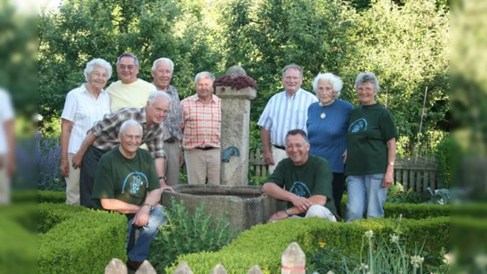Thorsten Guhlke (kniend rechts) zeigt mit den aktiven Mitgliedern seines Vereins am Sonntag den Garten, hier im Bauerngarten.	 (Foto: pt)