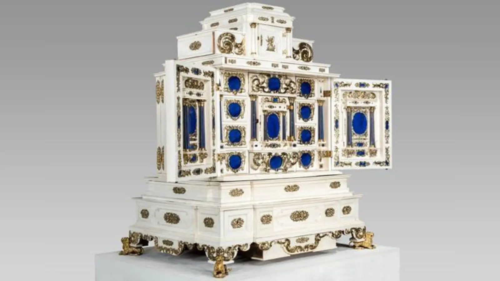 Kabinettschrank der Kurfürstin Maria Anna, Augsburg, um 1620/30 und um 1655, und München, nach 1664, aus Elfenbein, Nussbaumholz, Lapislazuli, Silber, vergoldet, Email. Foto: © Bayerisches Nationalmuseum München  (Foto: Bastian Krack)