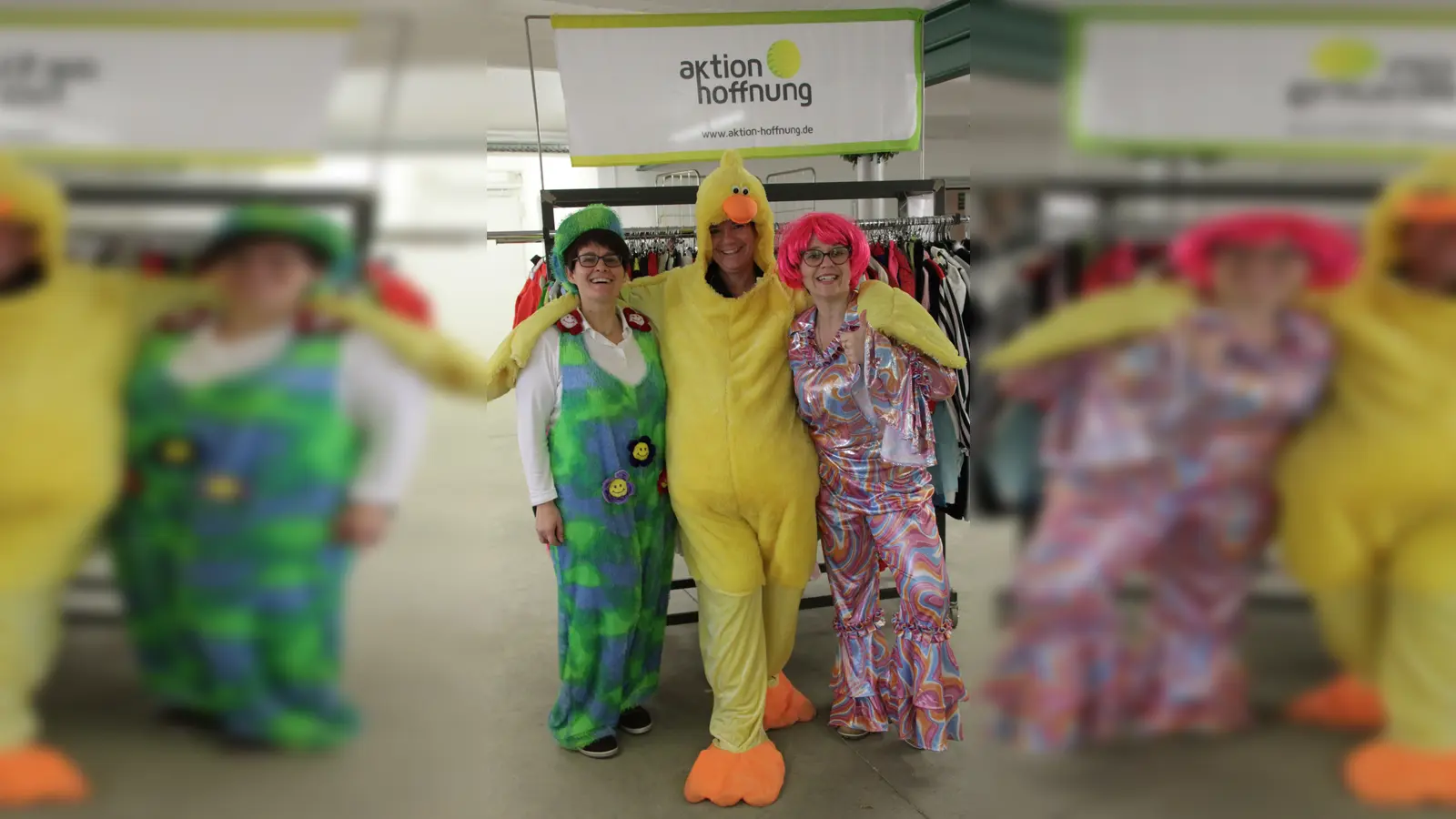 Das Organisationsteam der aktion hoffnung mit Karin Stippler, Andrea Haslacher und Zsuzsanna Csepregi (von links) laden zum Besuch der Secondhand-Faschingsmärkte ein. (Foto: Franziska Reißner, aktion hoffnung)