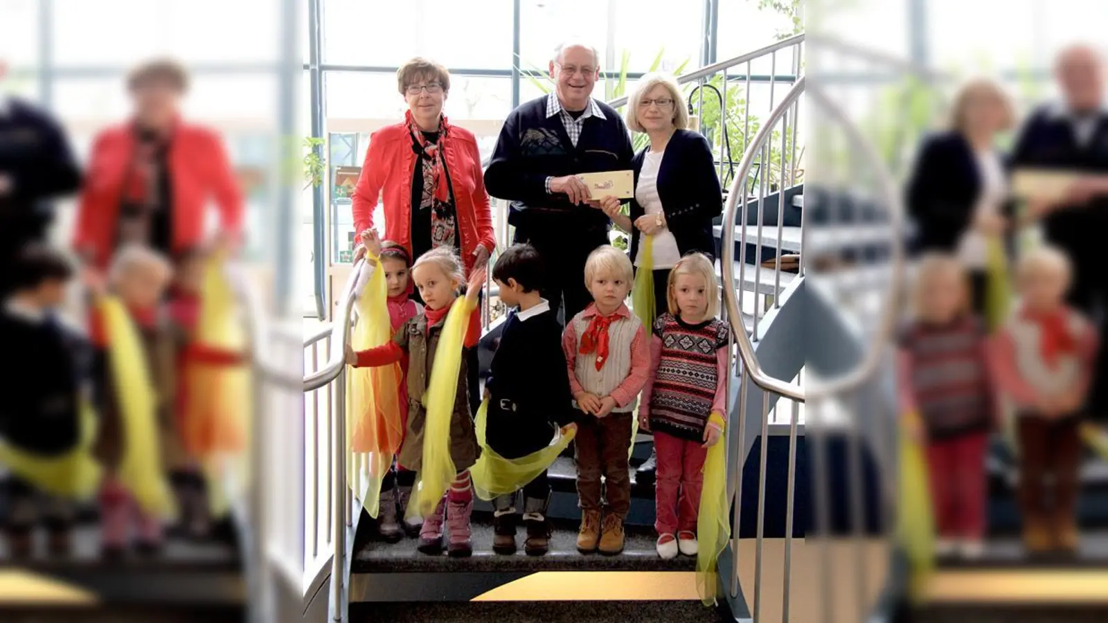 Brigitte Scholle, Ekkehard Klose Birgitta Thalmeier (von links) mit den beschenkten Kindern.       (Foto: VA)