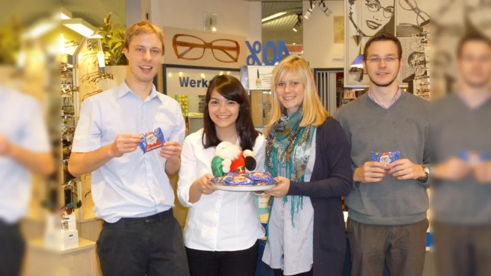 Bei Brillen Müller rückt die Weihnachtszeit in „Sicht-Weite“, wenn das junge Optiker Team mit Lebkuchen empfängt. „Wir wollen die Kunden auf die weihnachtliche Zeit einstimmen“, meint Optiker Markus Schwengler (r.). „Es ist immer wieder nett, die Kunden mit Lebkuchen zu erfreuen“, ergänzt Kollegin Christine Floredo (2.v.l.). (Foto: BK)