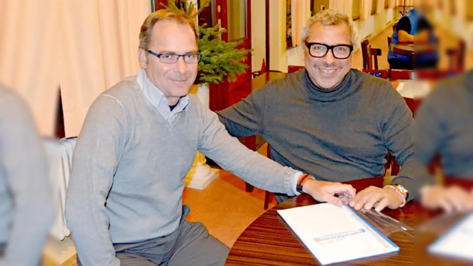 Die Themen Integration und Flüchtlingshilfe fanden bei Jimmy Hartwig (r.) sofort großen Anklang.	 (Foto: eis)